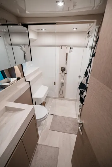  Yacht Photos Pics Guest head