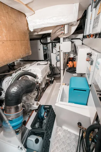  Yacht Photos Pics Engine room