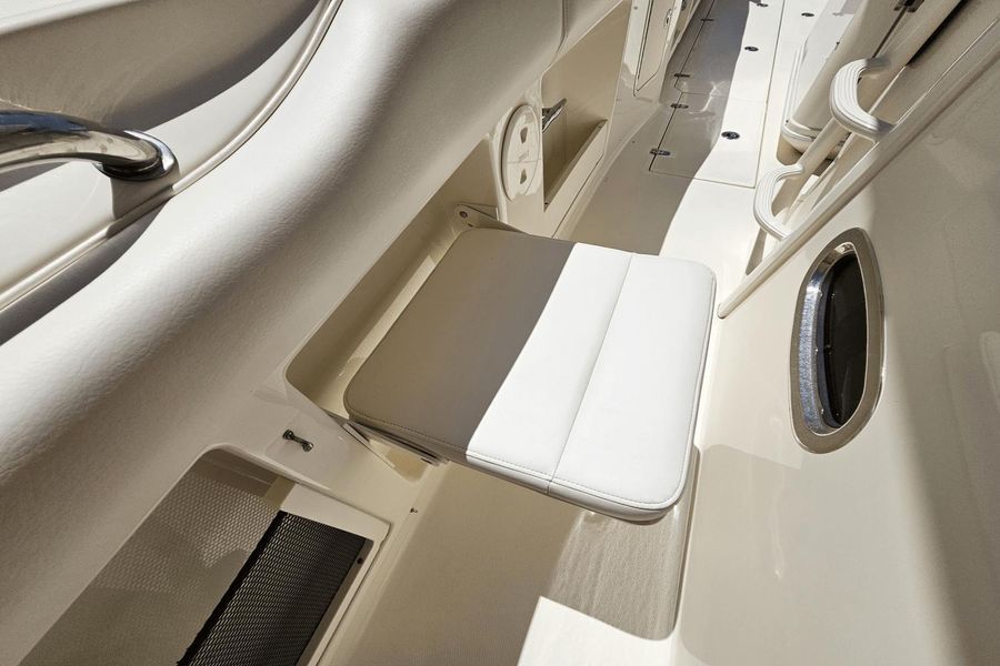 2015 Boston Whaler 370 Outrage