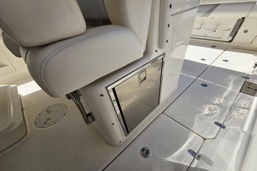 2015 Boston Whaler 370 Outrage