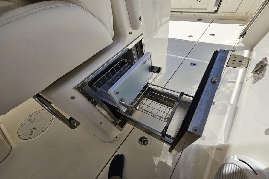 2015 Boston Whaler 370 Outrage