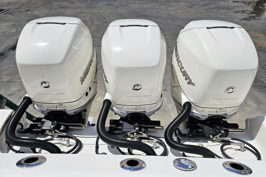 2015 Boston Whaler 370 Outrage