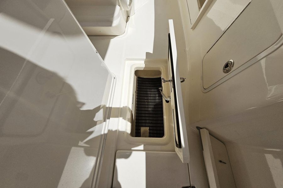 2015 Boston Whaler 370 Outrage