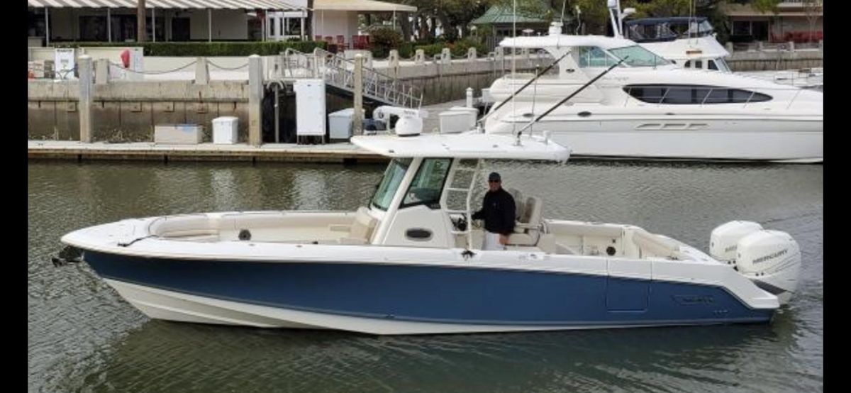 2019 Boston Whaler 330 Outrage