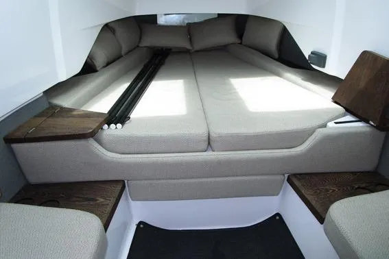 T/t Grace Yacht Photos Pics V-berth