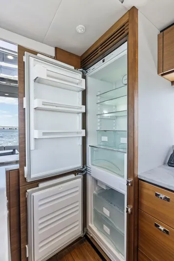 Day Late Dollar Short VI Yacht Photos Pics 2020 Princess S62 - Image 16