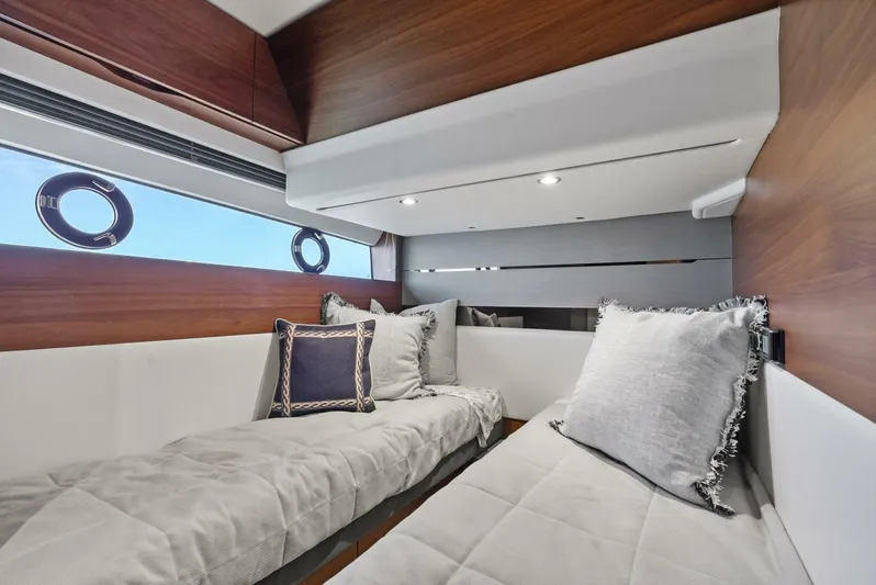 Day Late Dollar Short VI Yacht Photos Pics 2020 Princess S62 - Image 40