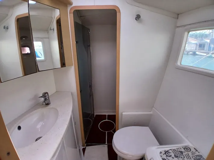 Patange II Yacht Photos Pics 2009 Lagoon 440 yacht bathroom with sink, toilet, shower, and window.