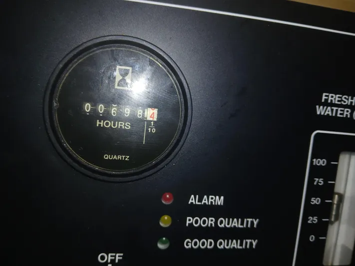 Patange II Yacht Photos Pics Hour meter on Lagoon 440, 2009 model, showing 6984 hours with quality indicators.