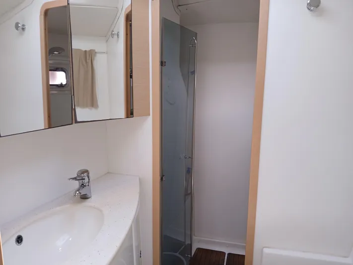 Patange II Yacht Photos Pics 2009 Lagoon 440 yacht bathroom with sink, mirror, and shower.