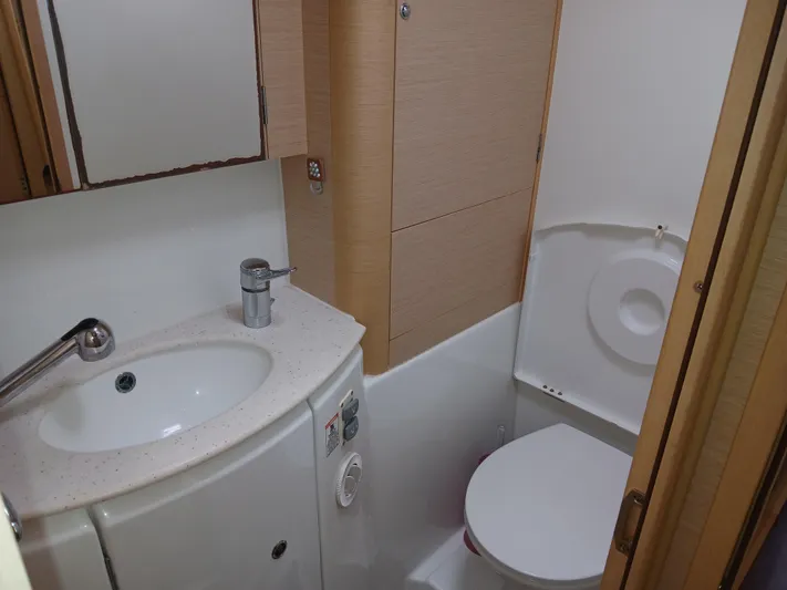 Patange II Yacht Photos Pics Compact bathroom in 2009 Lagoon 440 yacht with sink and toilet.