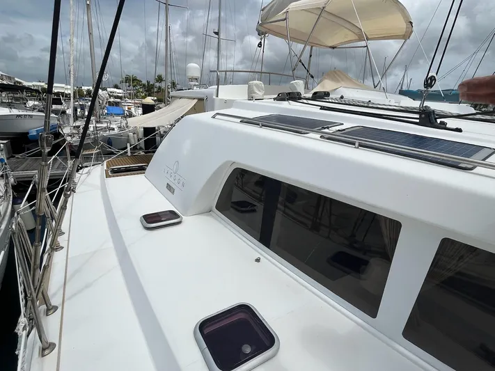 Patange II Yacht Photos Pics 2009 Lagoon 440 catamaran docked, featuring solar panels and spacious deck.