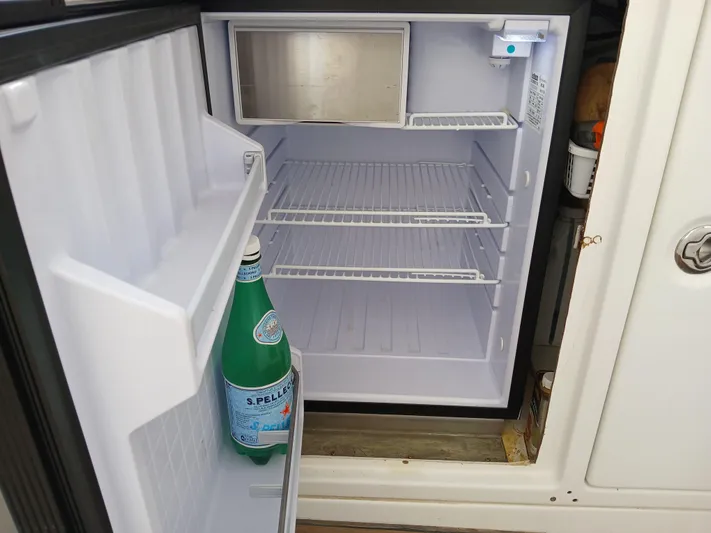 Patange II Yacht Photos Pics Open fridge on Lagoon 440 yacht, 2009 model, with a bottle of sparkling water inside.