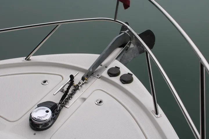 Mad Mary Yacht Photos Pics Bow of 2004 Meridian 381 Sedan with anchor and chain mechanism.