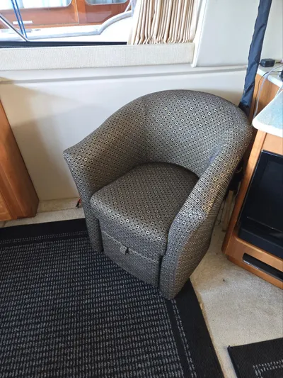 Mad Mary Yacht Photos Pics Armchair in 2004 Meridian 381 Sedan interior, near window and wooden cabinet.