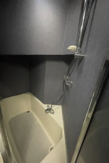  Yacht Photos Pics 1988 Bayliner 4588 yacht bathroom with shower and tub, featuring modern fixtures.