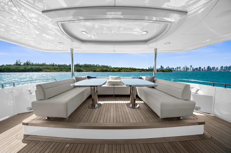La-la-la Yacht Photos Pics Luxurious interior of Ocean Alexander 32 L yacht, 2024 model.