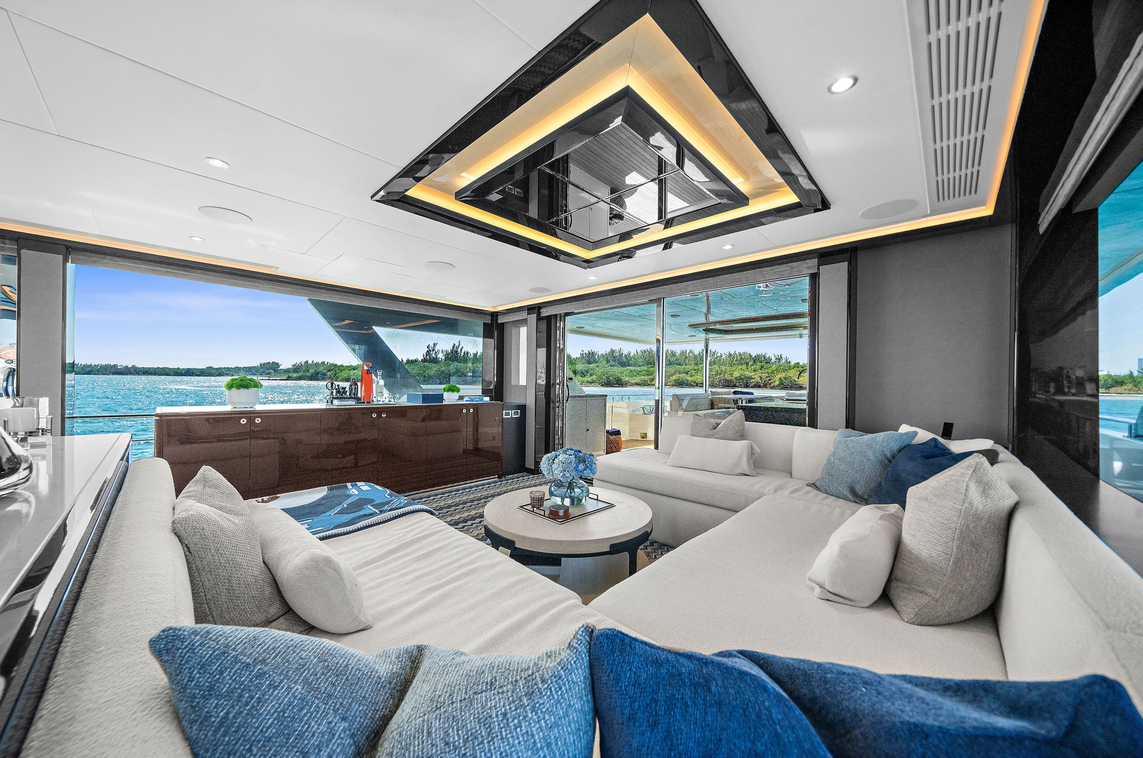 La-la-la Yacht Photos Pics Luxurious interior of Ocean Alexander 32 L yacht, 2024 model.