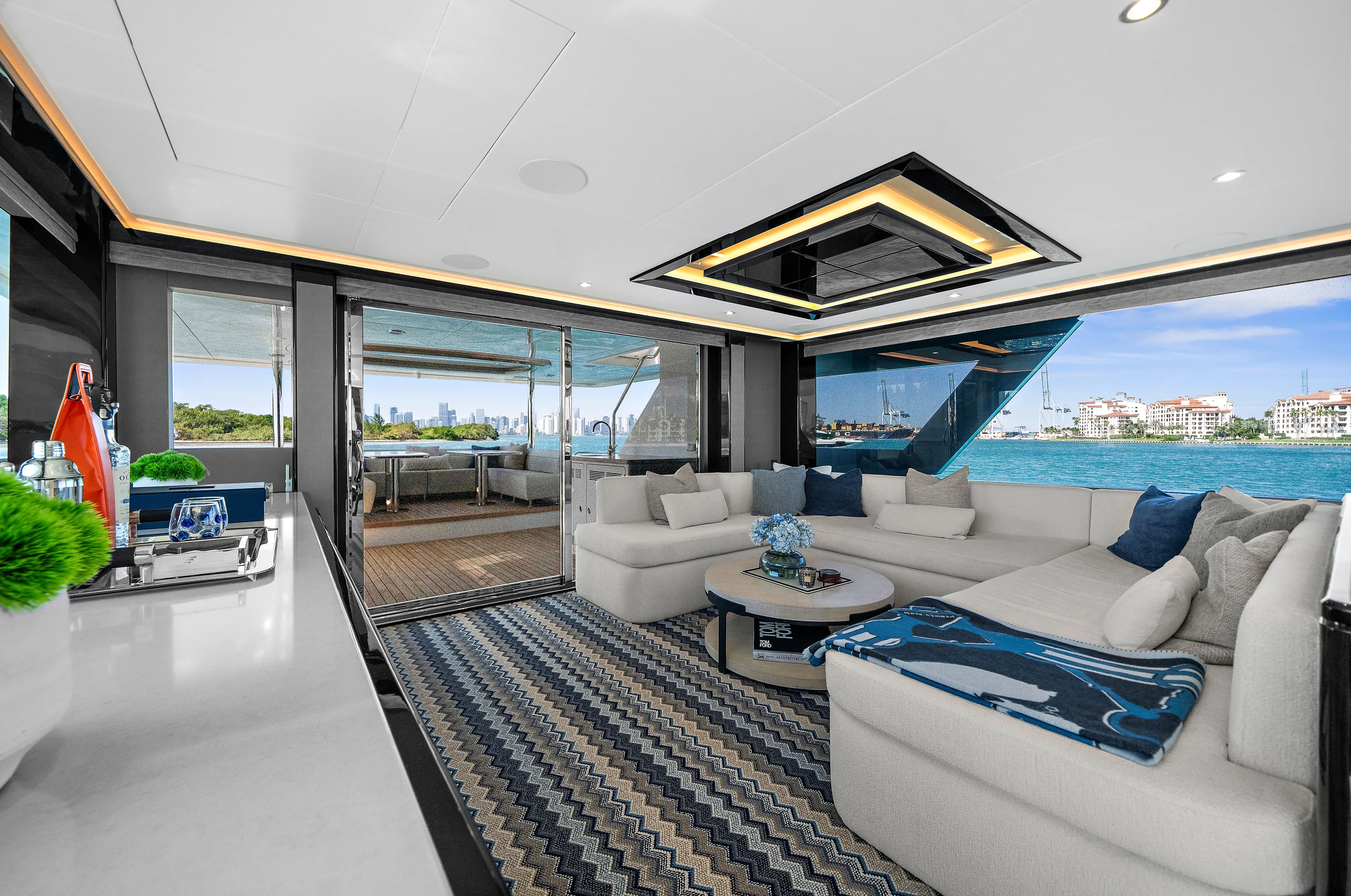 La-la-la Yacht Photos Pics Luxurious interior of Ocean Alexander 32 L yacht, 2024 model.
