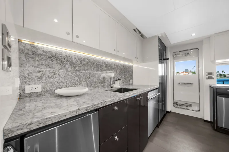 La-la-la Yacht Photos Pics Luxurious kitchen on the 2024 Ocean Alexander 32 L yacht.