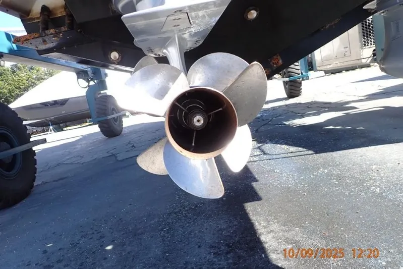  Yacht Photos Pics Propeller of 2022 Formula 380 Super Sport Crossover OB on a trailer.