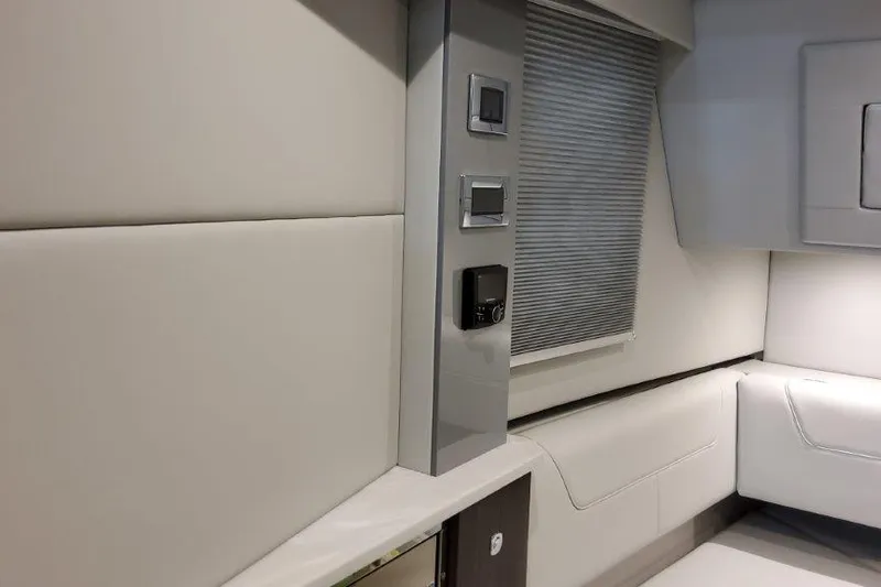  Yacht Photos Pics Interior of 2022 Formula 380 Super Sport Crossover OB, featuring modern controls and seating.