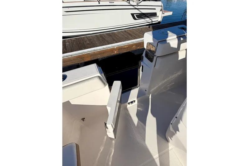 Da Kine Yacht Photos Pics 2022 Robalo R272 Center Console boat interior at dockside.