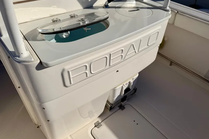 Da Kine Yacht Photos Pics 2022 Robalo R272 Center Console boat interior with livewell and storage.
