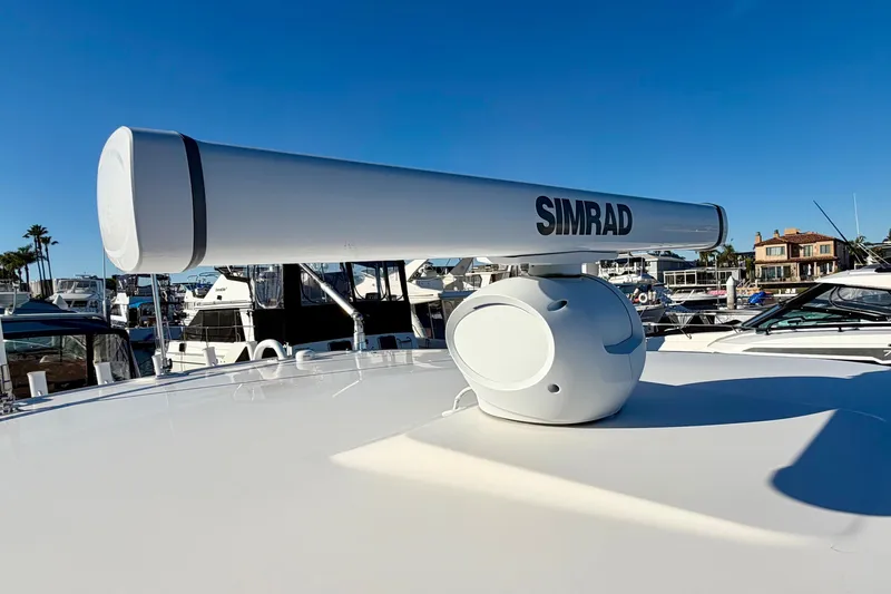 Da Kine Yacht Photos Pics 2022 Robalo R272 Center Console with Simrad radar at marina.