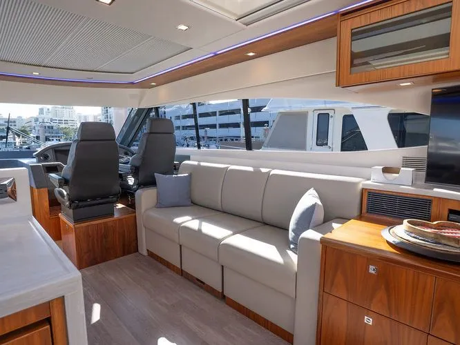 Tree-o Yacht Photos Pics 2023 Riviera 6000 Sport Yacht Platinum - Image 18