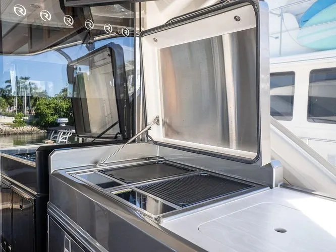 Tree-o Yacht Photos Pics 2023 Riviera 6000 Sport Yacht Platinum - Image 12