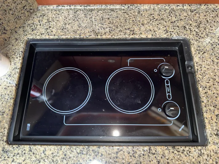  Yacht Photos Pics Built-in electric stove on 2006 Sea Ray 40 Motor Yacht kitchen countertop.