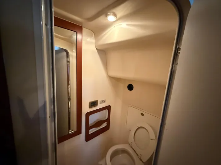  Yacht Photos Pics 2006 Sea Ray 40 Motor Yacht bathroom interior with toilet and mirror.