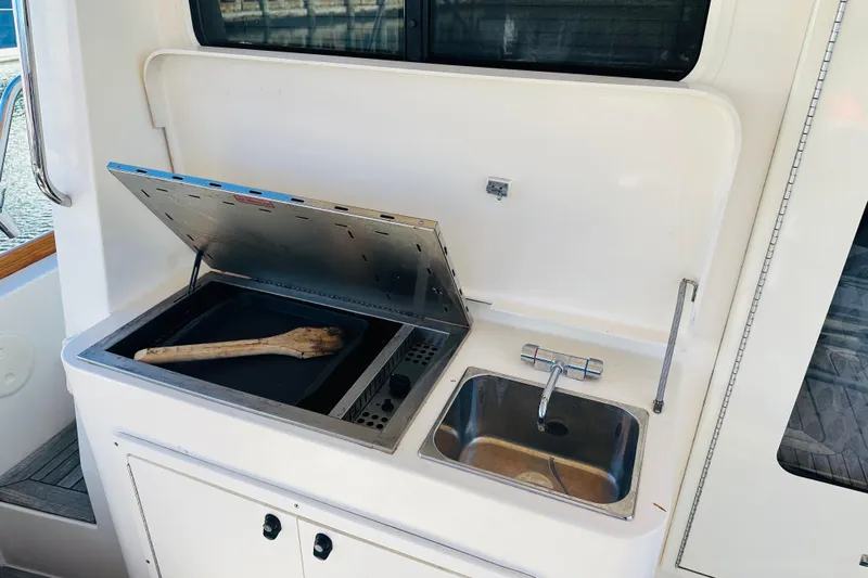 No Rush Yacht Photos Pics Outdoor sink and grill on 2006 Sabre 42 Fly Bridge yacht.