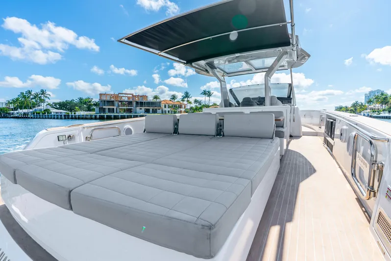  Yacht Photos Pics Luxury Pardo Yachts 43, 2021 model, featuring spacious sunbathing area and sleek design.