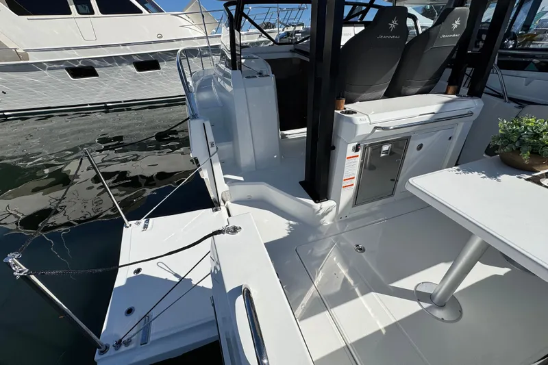  Yacht Photos Pics 2024 Jeanneau Leader 9.0 WA Series 2 boat interior with seating and table.