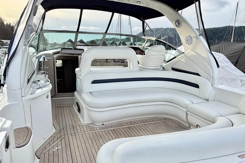  Yacht Photos Pics 2004 Sea Ray 420 Sundancer yacht interior with white seating and wood flooring.