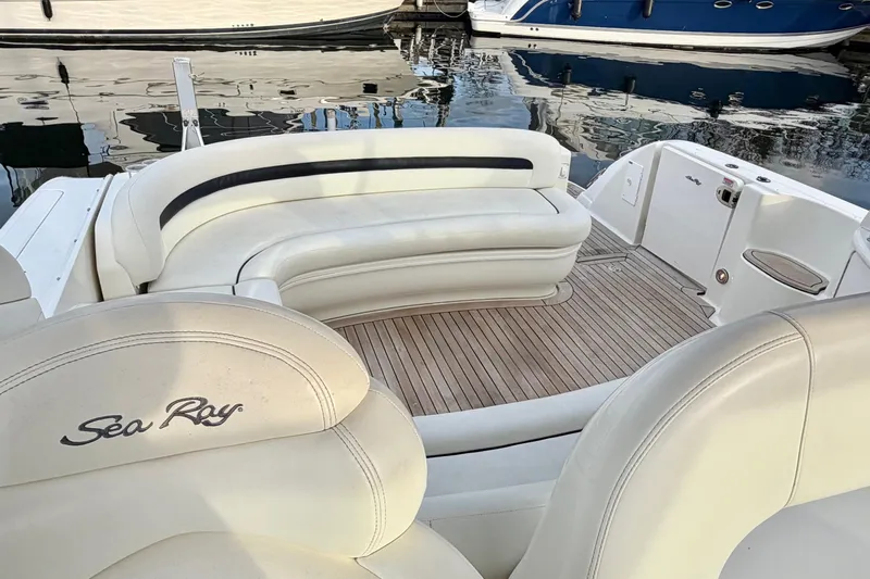  Yacht Photos Pics 2004 Sea Ray 420 Sundancer boat interior with white seating and teak flooring.