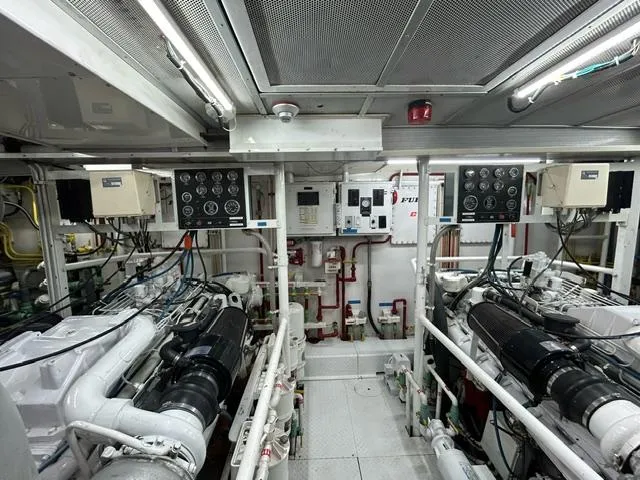 Ocean Pearl Yacht Photos Pics engine room