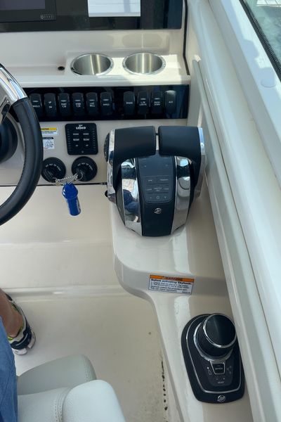 2021 Boston Whaler 280 Vantage