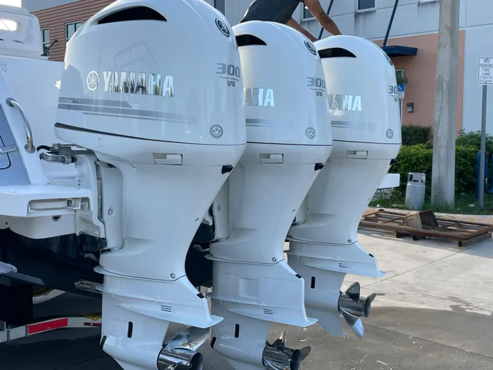 Towa VII Yacht Photos Pics Triple Yamaha 300 outboard engines on a 2016 Intrepid 375 Center Console boat.