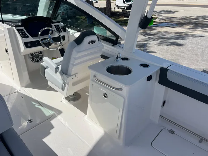  Yacht Photos Pics 2025 Robalo R257 Dual Console boat interior with helm, seating, and sink station.