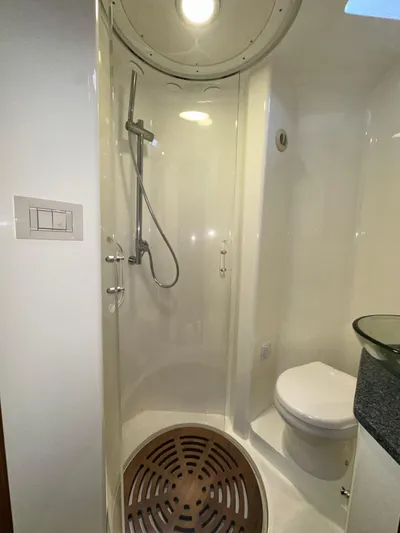 Wooocrew Yacht Photos Pics 2015 SeaVee 43 Fish-Around bathroom with shower and toilet.