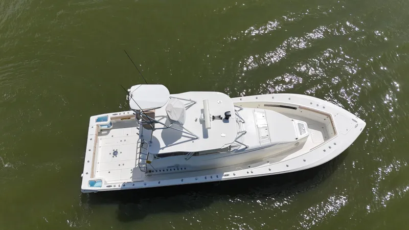 Wooocrew Yacht Photos Pics Aerial view of 2015 SeaVee 43 Fish-Around boat on green water.