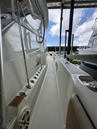 Wooocrew Yacht Photos Pics 2015 SeaVee 43 Fish-Around boat deck view under a sunny sky.