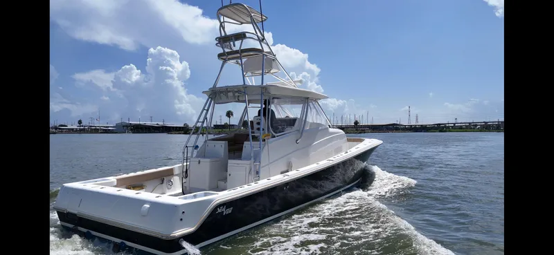 Wooocrew Yacht Photos Pics 2015 SeaVee 43 Fish-Around boat cruising on a sunny day.