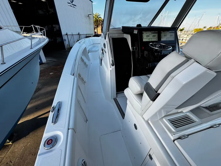  Yacht Photos Pics 2023 PURSUIT 358 S - Image 27