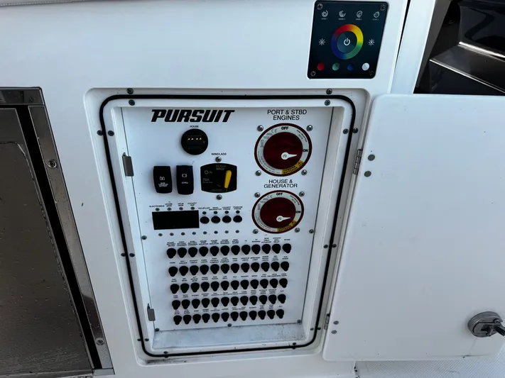  Yacht Photos Pics 2023 PURSUIT 358 S - Image 31