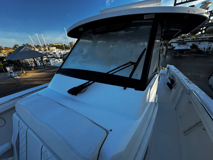  Yacht Photos Pics 2023 PURSUIT 358 S - Image 39