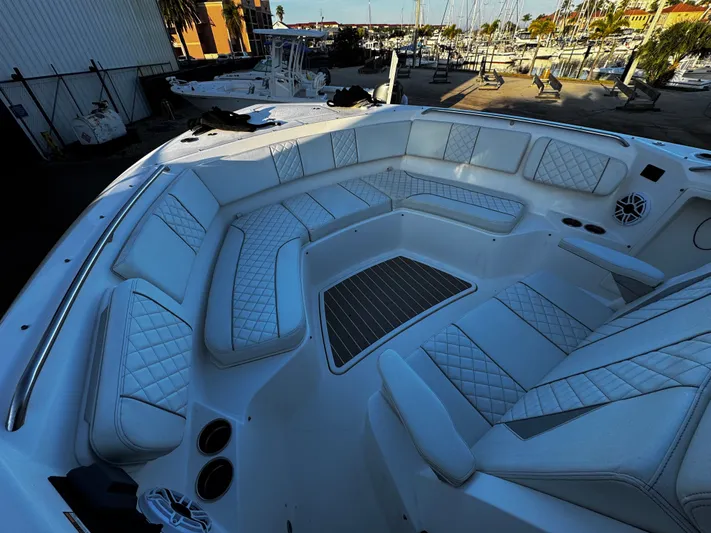  Yacht Photos Pics 2023 PURSUIT 358 S - Image 36